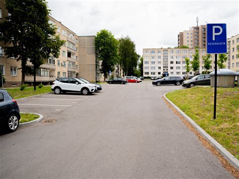 Tematinė nuotrauka su automobiliais perpildytoje stovėjimo aikštelėje prie daugiabučio