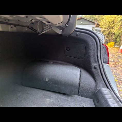 Bagažinės apdailos nuėmimas ir avarinės virvelės paieška