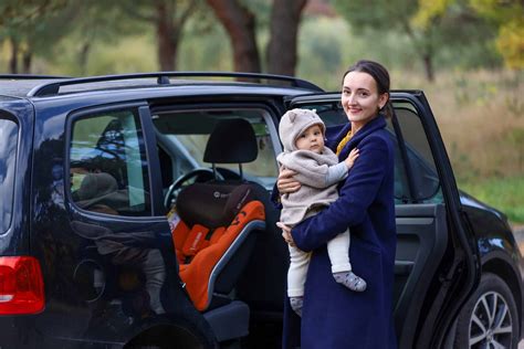 Paveikslėlis: vaikas, saugiai sėdintis vaikiškoje kėdutėje automobilyje
