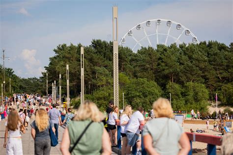 Žmonės Palangos gatvėse mėgaujasi festivalio veiklomis