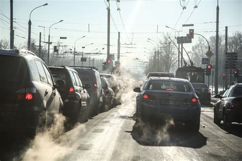 Infografika: dyzelinių automobilių tarša vs. benzininių/hibridinių