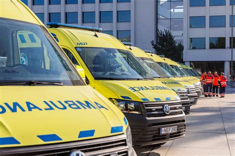 Teminis nuotraukų koliažas, apimantis: sudaužytą automobilį lauke, ugniagesius gelbėtojus, dirbančius avarijos vietoje, greitosios medicinos pagalbos automobilį ir policijos ekipažą