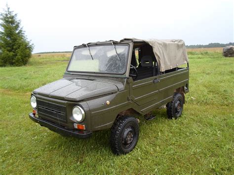 Senovinių automobilių kolona judanti Pasvalio gatvėmis