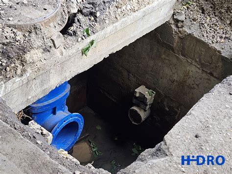 Vandentiekio gedimo šalinimo darbai arba vamzdyno trūkimo iliustracija