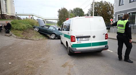 Automobilis pakibęs ant šlaito, eismo įvykio vietoje