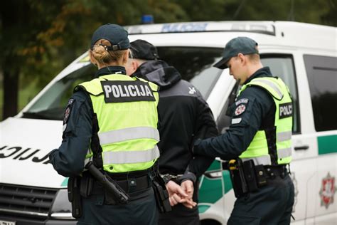 Eismo įvykio vieta, kurioje dirba policijos pareigūnai ir ugniagesiai