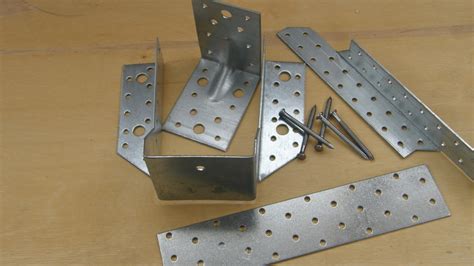 Metalinių kampų, plokštelių ir gegnių laikiklių pavyzdžiai ir jų tvirtinimo mazgai