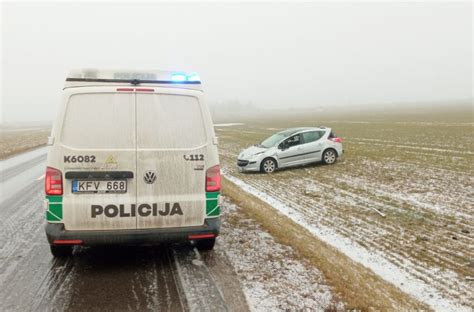Automobilis Opel Zafira, nuvažiavęs nuo kelio į griovį, su policijos ir medikų ekipažais