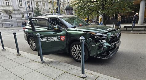 Policijos automobilis ir visureigis po susidūrimo Vilniaus Pilaitės prospekte