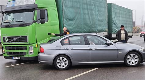 Sunkvežimis ir šeši apgadinti lengvieji automobiliai Vilniaus Pilaitės mikrorajone