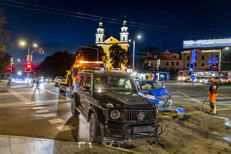 Tematinė nuotrauka: prabangus Mercedes-Benz automobilis prie šventinio dekoro