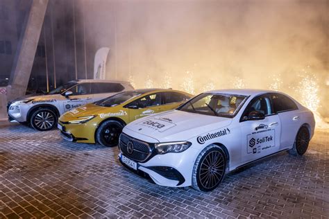 Tematinė nuotrauka: besišypsantys klientai prie prabangaus Mercedes-Benz automobilio