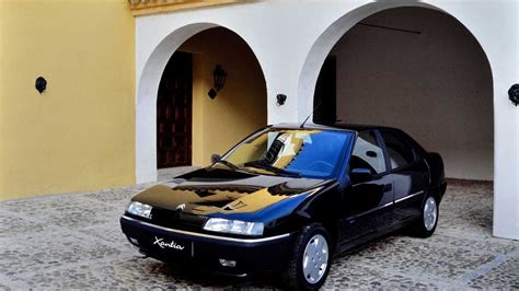 Techninė schema arba iliustracija, vaizduojanti „Citroën Xantia“ pakabos šarnyro vietą ir rakto pritaikymo principą