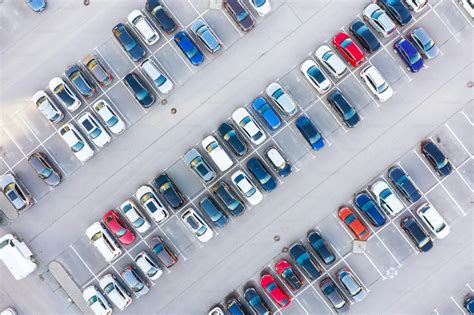 automobilių stovėjimo aikštelė su guminiais parkavimo borteliais