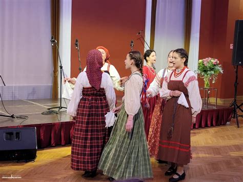 Teminė nuotrauka: etninės muzikos mokytojas, dirbantis su mokiniais, arba folkloro ansamblio pasirodymas