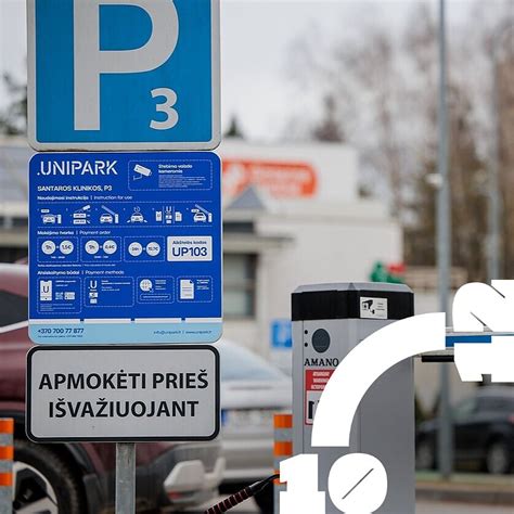 Tematinė nuotrauka: žmogus prie parkomato apmoka už parkavimą