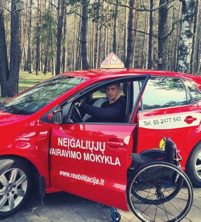 nuotrauka su neįgaliųjų vairavimo mokymo simbolika