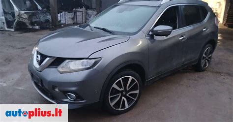 Nissan X-Trail automobilis su Misutonida 4x4 priekiniu lanku, pabrėžiančiu dizainą ir apsaugą