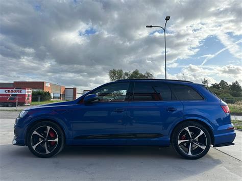 Pavyzdys: Audi Q7 automobilis su pažymėtomis parkavimo daviklių vietomis
