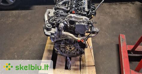 Volvo D5 variklis po atidaryto kapoto su išryškintomis pagrindinėmis sistemos dalimis: oro filtru, turbina, EGR vožtuvu