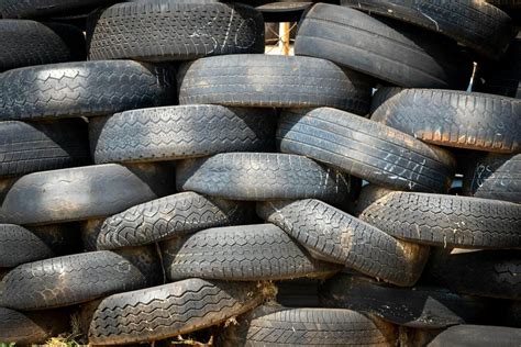 Tematinė nuotrauka, vaizduojanti tinkamai sandėliuojamas padangas vėsioje, tamsioje patalpoje