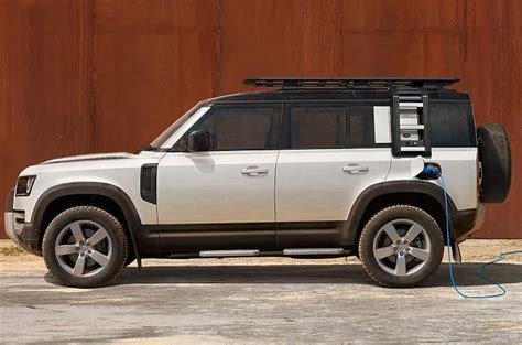Land Rover visureigis bekelėje su įjungta žemų pavarų dėže