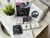 Fotografija, kurioje demonstruojami įvairūs Sony kasetinių magnetofonų modeliai su išryškintais techniniais komponentais