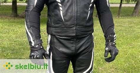 įvairių motociklininko aprangos elementų (šalmas, striukė, kelnės, batai, pirštinės) iliustracija