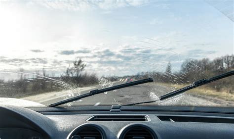 Automobilio valytuvai valo priekinį stiklą per lietų, užtikrinantys aiškų matomumą