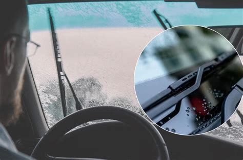 Iš arti parodytas nusidėvėjęs automobilio valytuvo gumos kraštas, paliekantis dryžius ant stiklo