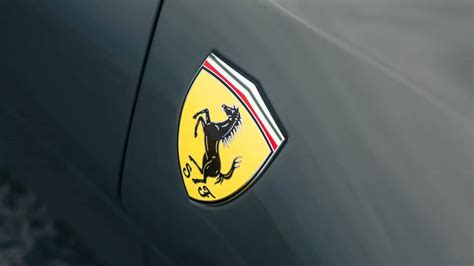Piestu stovintis žirgas - „Ferrari“ logotipas