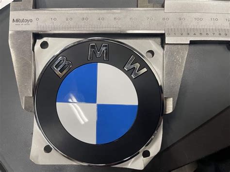 BMW logotipas su mėlyna ir balta spalvomis