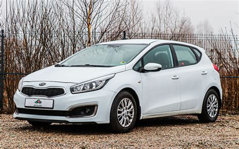 Kia Ceed automobilis važiuojantis Europos kelyje
