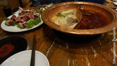 Hot Pot ant stalo su yin-yang virimo būdu