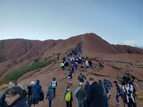 Ratuoti turistai laukia saulėlydžio prie Uluru