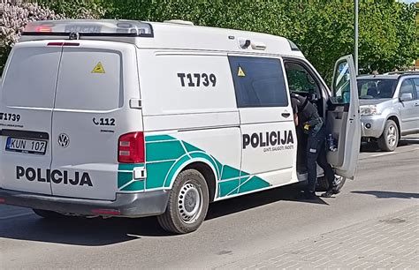 Teminė nuotrauka: žmogus apžiūrintis automobilio padangą