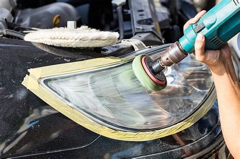 Vaizdas: automobilio žibintas, valomas su dantų pasta ir mikropluošto šluoste.