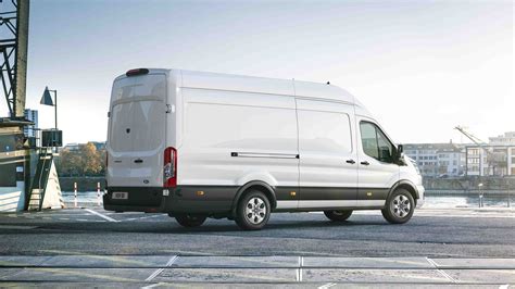 Ford Transit furgonas kelyje, rodantis naująjį dizainą