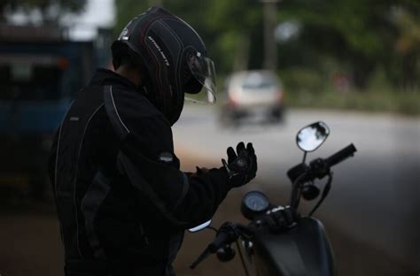 Motociklininkų saugos aprangos ir aksesuarų pavyzdys