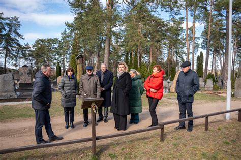Archyvinė nuotrauka, vaizduojanti partizanų palaikų niekinimą, jei tokia yra viešai prieinama ir etiška