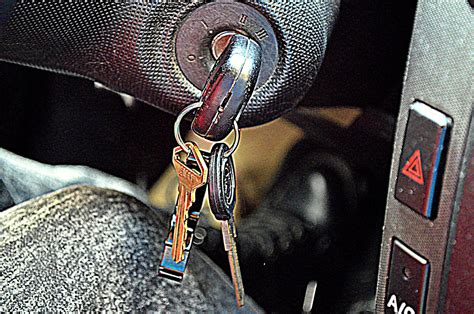 Teminė nuotrauka, vaizduojanti automobilio draudimo polisą ir raktus