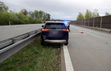 Nuotrauka: Automobilis stovi aikštelėje, už vairo nėra nieko