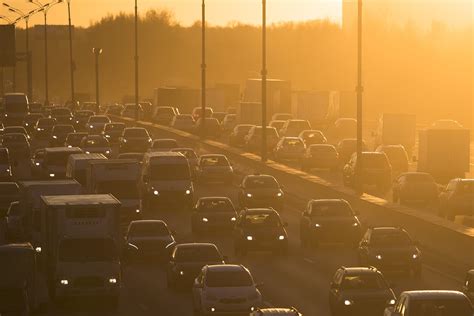 Teminė iliustracija: automobiliai ir gamta, tarša