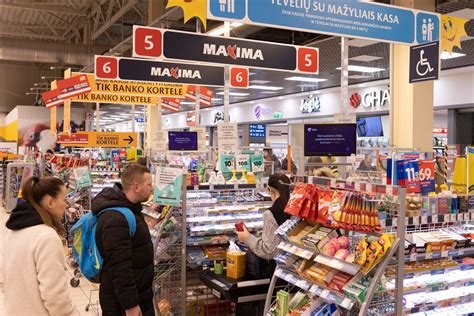 Teminė nuotrauka apie masinį apsipirkimą, pirkėjų eilės prie kasų