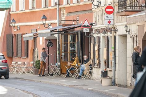 Teminė nuotrauka apie stilingą apsipirkimą, žmonės butikuose ir senamiesčio gatvėse