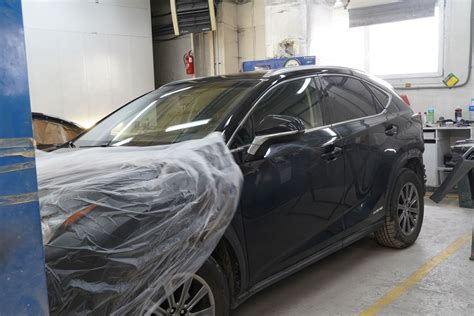 Naujo automobilio kėbulo nuotrauka gamybos procese