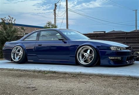 Tiuninguotas Nissan Silvia S14 automobilis gatvėje