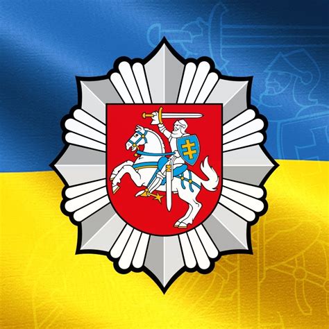 Lietuvos policijos pareigūnai prie tarnybinių automobilių