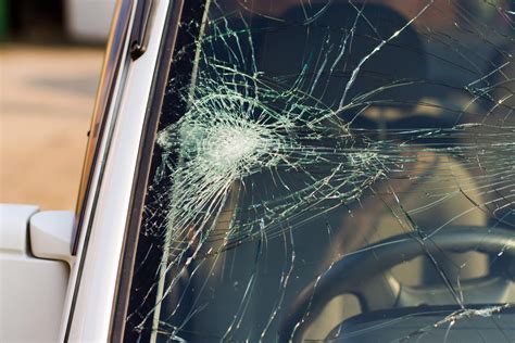 Infografika apie skirtingus automobilio stiklų tipus ir jų sandarą