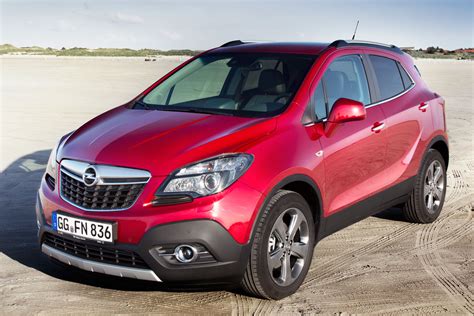 Opel Mokka automobilio priekio ir šono nuotrauka